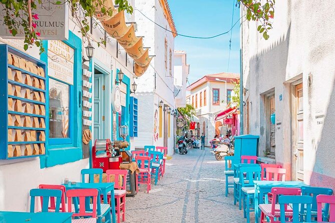 Alaçatı & Çeşme Chill Tour: Vibes, Streets & Snapshots - Stop 1: Çeşme Marina for an Easy Start and Sea-Breeze Photos