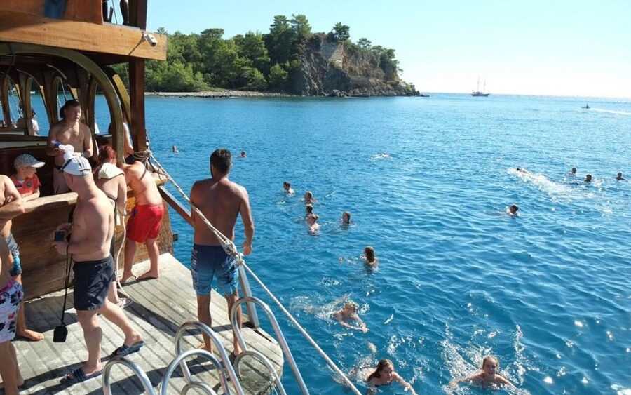 Alanya: Catamaran Boat Trip with Sunbathing and Swimming - Lunch onboard: simple, included, and practical