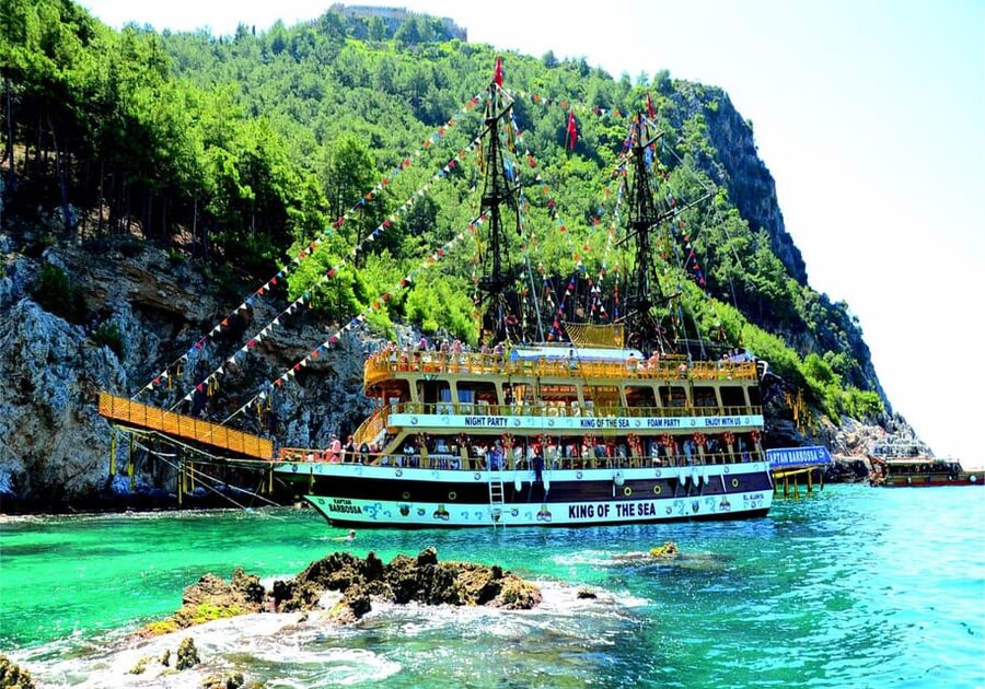 Alanya: Pirates Boat Trip with Lunch and Hotel Pickup - A quick viewpoint break on the way back