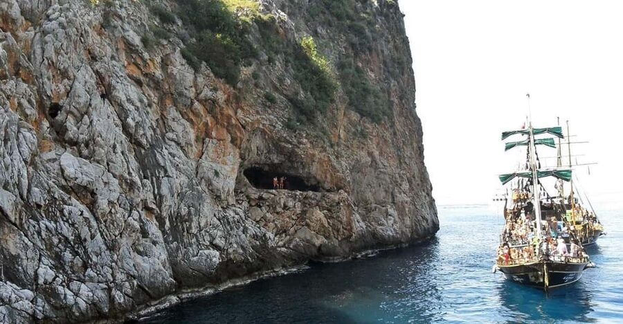 Alanya Relaxing Family Boat Tour Without Foam And Loud Music - The boat set-up: room to breathe (not sit on someone’s lap)