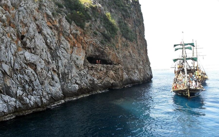 Alanya Relaxing Family Boat Tour Without Foam And Loud Music - The dolphin factor: nature can add an extra moment