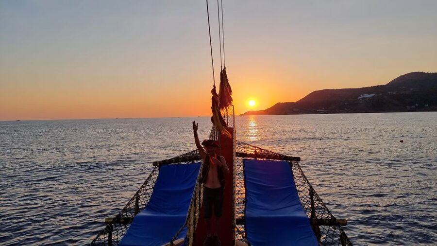 Alanya: Sunset Cruise with Dinner - Leaving Alanya Harbor: Views of the Red Tower and the Shipyard