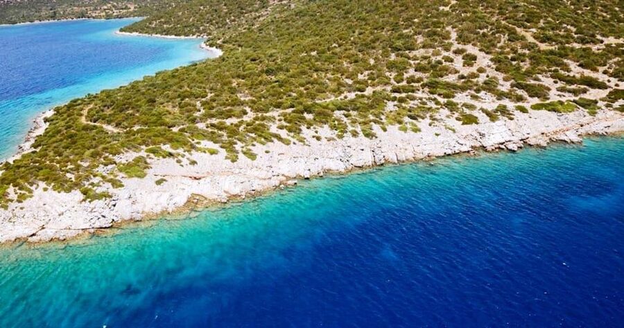 Bodrum Boat Tour with Lunch: Beaches and Islands - Poyraz Bay: rocky coastline, good for hanging on to swim time