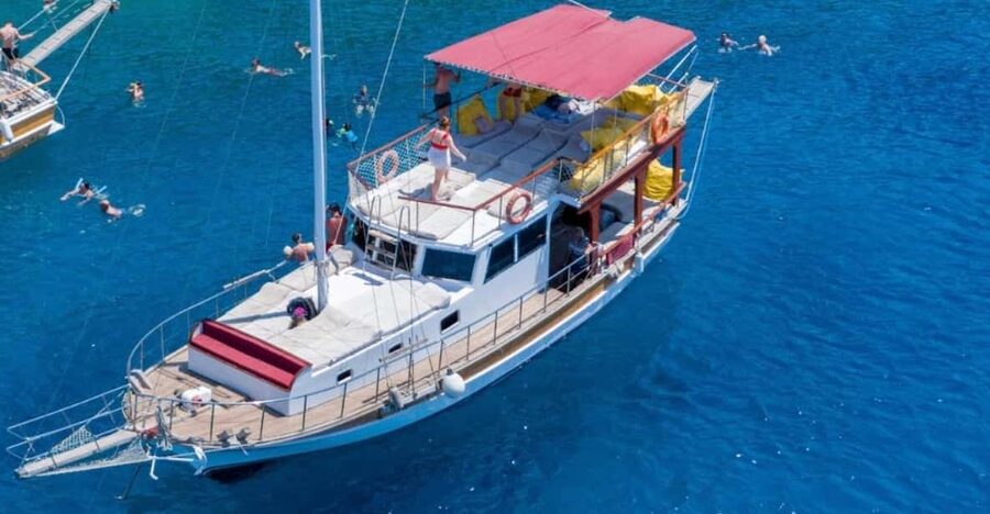 Bodrum: Peninsula Private Boat Tour with Lunch - The comfort details that make private boat days actually pleasant