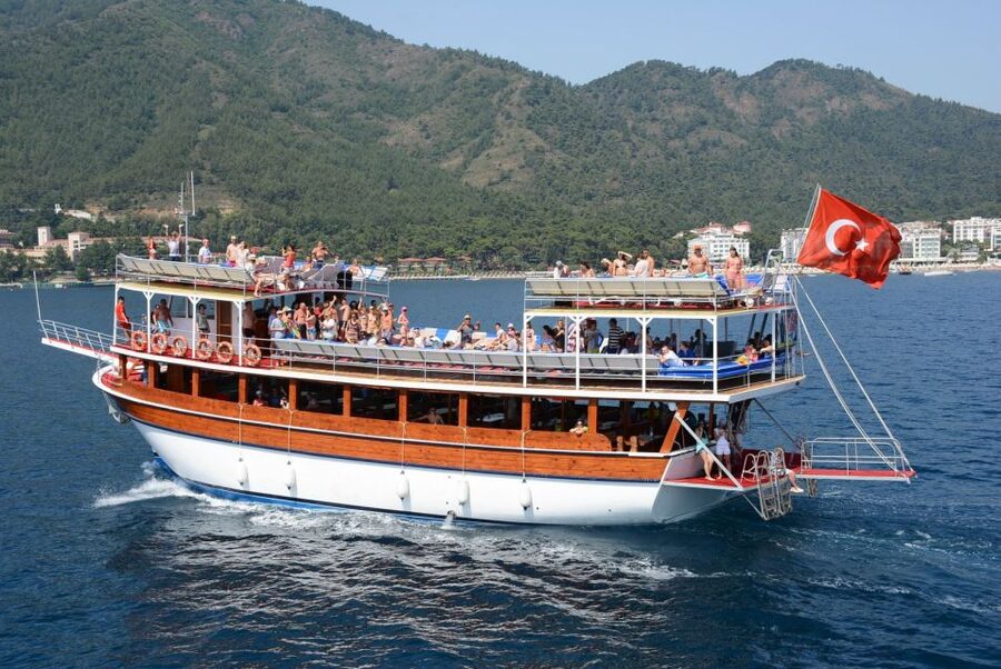 Didim/Altinkum: Lazy Day Boat Trip w/BBQ Lunch - Didim hotel pickup, then straight to the harbor