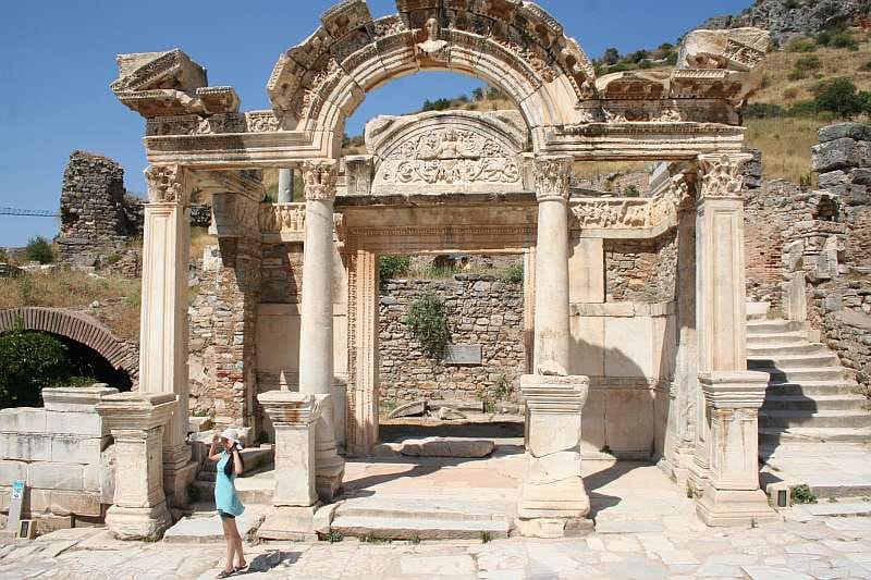 Ephesus: Small Group Tour for Cruise Passengers - Selçuk lunch and the carpet demonstration village
