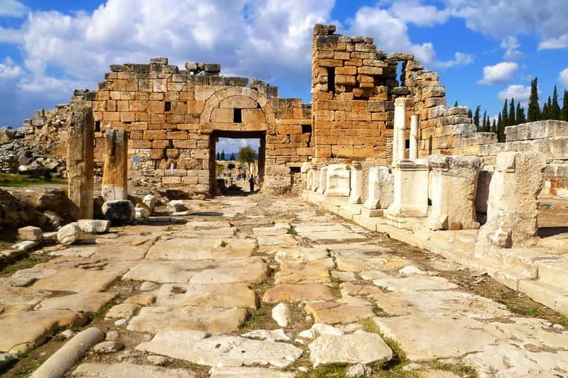 Fethiye: Pamukkale Hot Spring & Hierapolis Small-Group Tour - Clearing the site faster with a guide, not just tickets