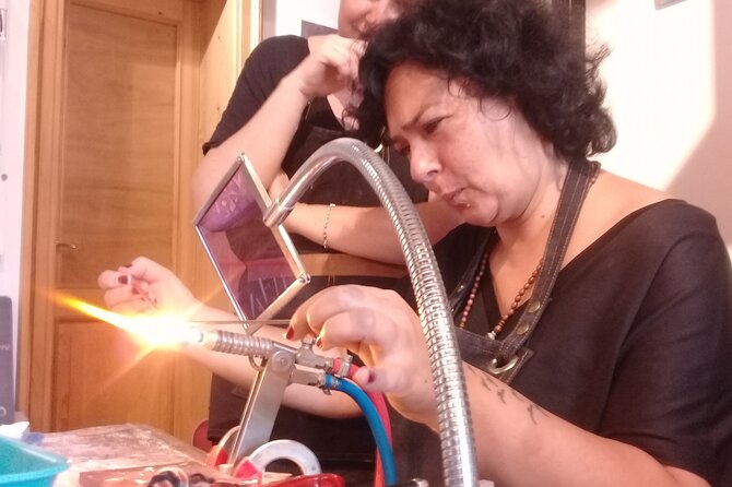 Glass Melting and Shaping with Flame with the Senior Glass Master - The final moment: cooling in the heat blanket and taking your piece home