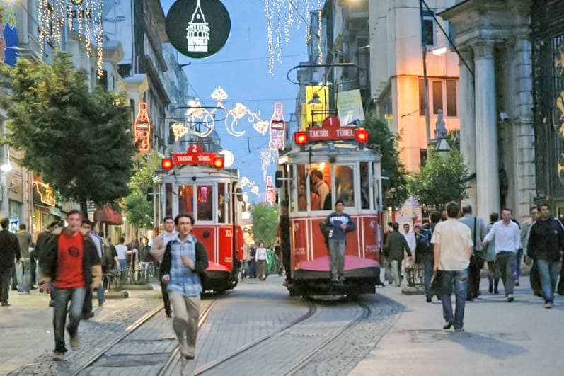 Istanbul: 1 or 2-Day Private Guided Tour with Hotel Transfer - Topkapi vs Dolmabahce: what to notice so it sticks