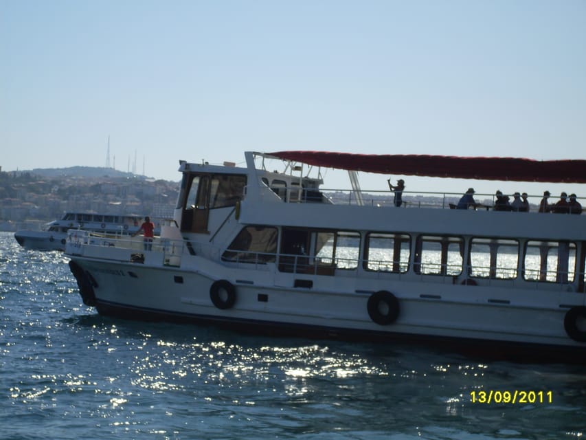 Istanbul: A short trip along the Bosphorus in the evening - Maiden’s Tower and Galata Tower in the evening light