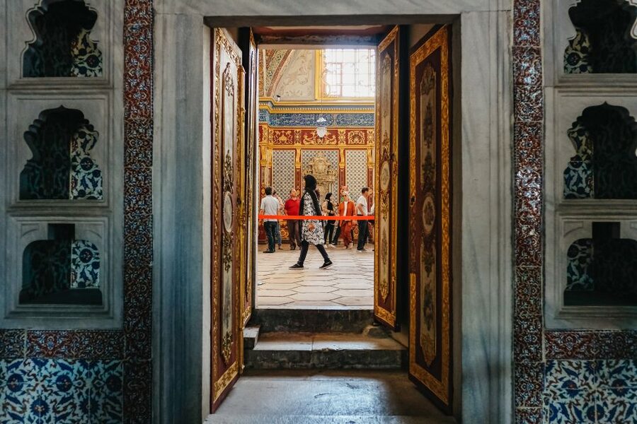 Istanbul: Best of the City 1, 2 or 3-Day Private Guided Tour - Day 2 on the Bosphorus: ferry time, Dolmabahce Palace, Taksim and Galata