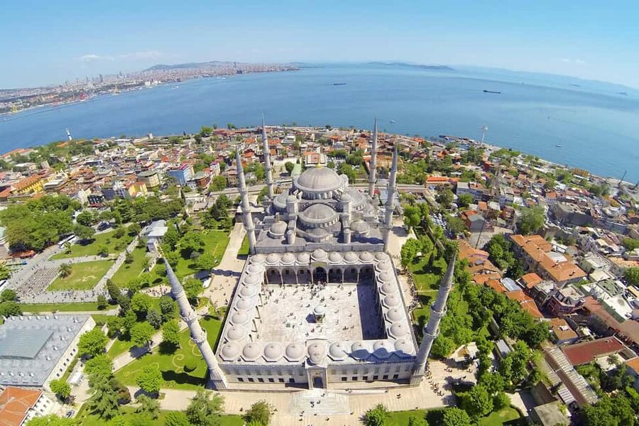 Istanbul: Blue Mosque and Hagia Sophia Tour w/Entry Tickets - Stop 1: Sultan Ahmed (Blue Mosque) and what to look for