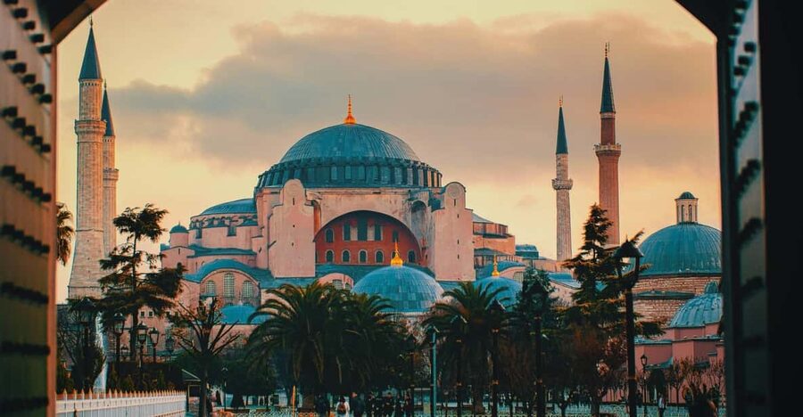 Istanbul: Blue Mosque, Hagia Sophia, & Basilica Cistern Tour - Basilica Cistern: Medusa heads, water history, and skipped ticket lines