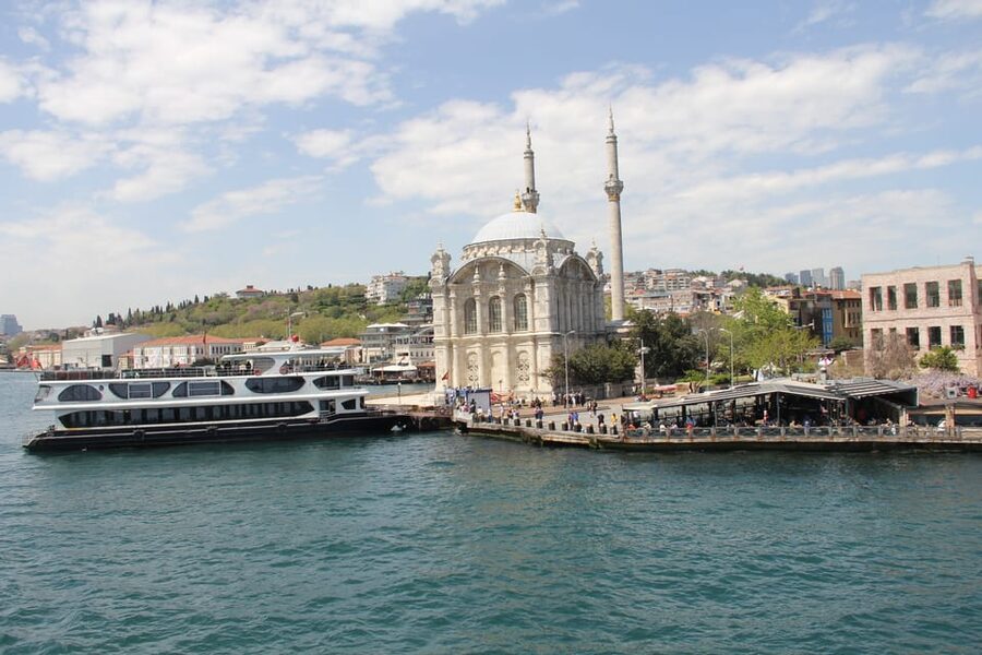 Istanbul: Bosphorus and Black Sea Cruise with Lunch - Usküdar, Maiden’s Tower, and the Golden Horn Feed