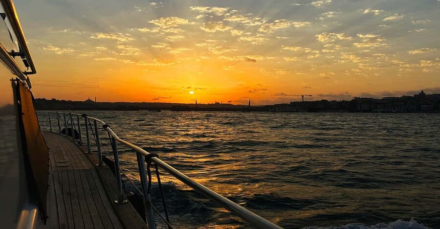 Istanbul: Bosphorus and Golden Horn Sunset Yacht Cruise - Meeting at Kabataş, ending in Karaköy: the route logic that saves your evening