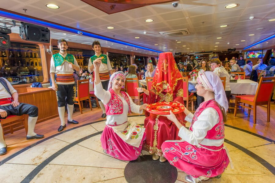 Istanbul: Bosphorus Dinner Cruise Incl. Drinks with Transfer - Getting the Best Views While the Boat Moves