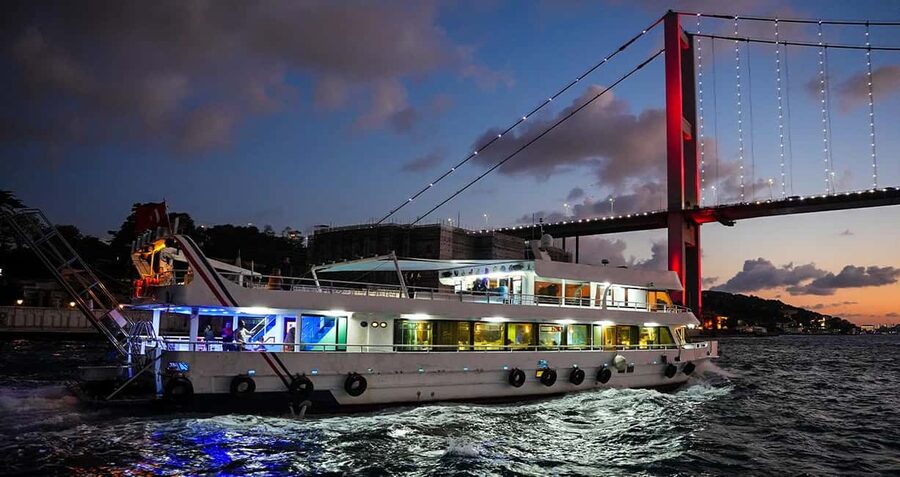 Istanbul: Bosphorus & Golden Horn Cruise Daytime or Sunset - Daytime cruise versus the 6:30 PM sunset slot