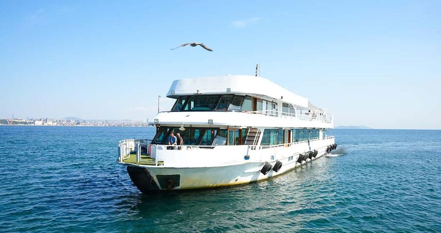 Istanbul: Bosphorus & Golden Horn Cruise Daytime or Sunset - On board: indoor deck options, photo angles, and the audio guide