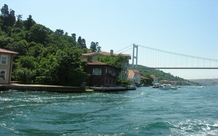 Istanbul: Bosphorus Sightseeing Boat Tour with Guide - Dolmabahce Palace: The Landmark Shot You Can’t Recreate From Streets