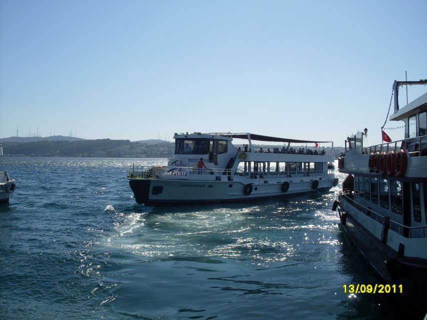 Istanbul: Bosphorus Sightseeing Boat Tour with Guide - The English Guide: More Than Facts, Helpful Direction