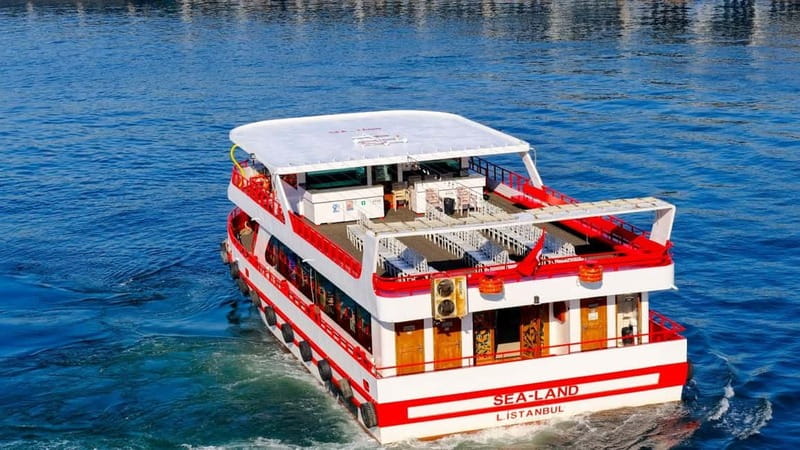 Istanbul: Bosphorus Sightseeing Cruise Tour with Audio Guide - Crowds, deck choice, and the one drawback to plan around