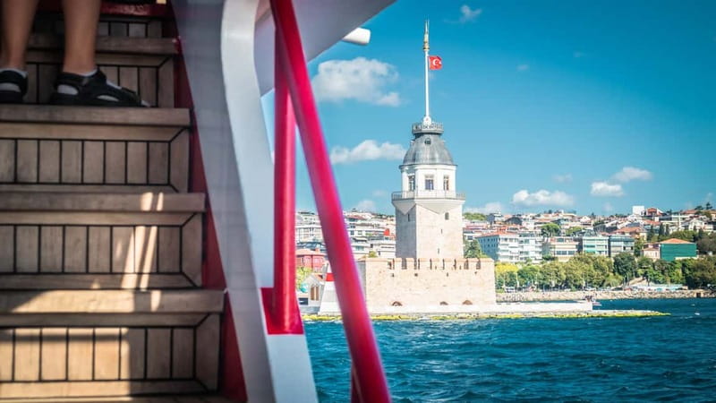 Istanbul: Bosphorus Sightseeing Cruise Tour with Audio Guide - Dolmabahçe Palace, Beşiktaş Stadium, and the waterfront-palace run