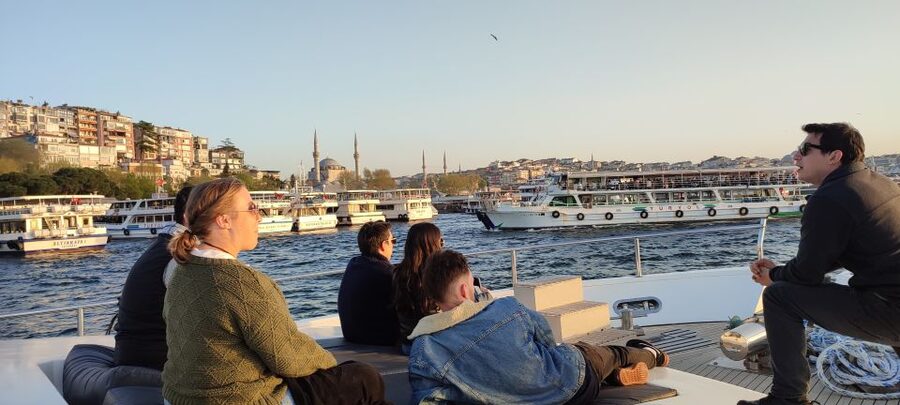 Istanbul: Bosphorus Sunset Cruise on Yacht with Live Guide - Key things that make this cruise worth your evening
