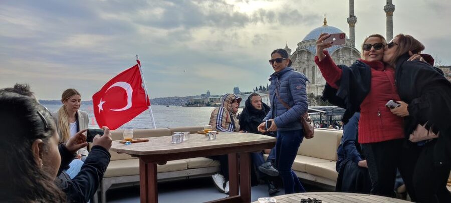 Istanbul: Bosphorus Sunset Cruise on Yacht with Live Guide - Topkapı, Galata, and the return glow near Galataport and Galata Tower