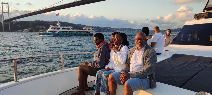 Istanbul: Bosphorus Sunset Cruise on Yacht with Live Guide - Kabataş Square meeting point, and why you should arrive early