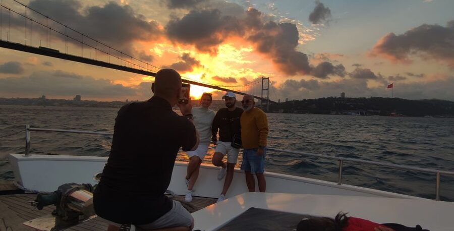 Istanbul: Bosphorus Sunset Cruise with Snacks and Wine - Key highlights