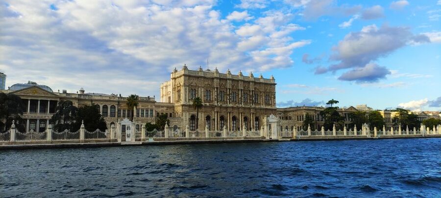 Istanbul: Bosphorus Sunset Cruise with Snacks and Wine - Dolmabahçe Palace, Ortaköy Mosque, and Besiktas Views That Hit Fast