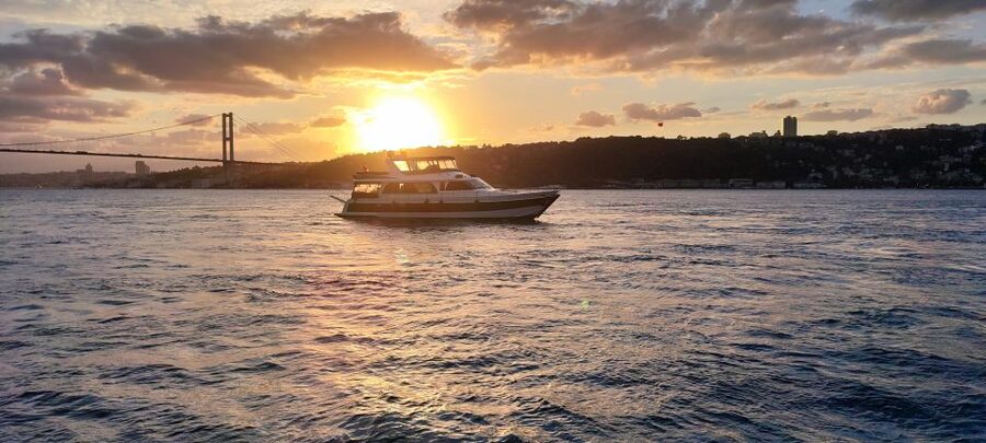 Istanbul: Bosphorus Sunset Cruise with Snacks and Wine - Group Size, Guide Style, and How to Get the Best Seats