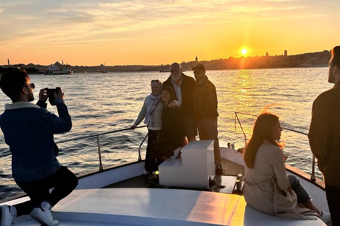 Istanbul Bosphorus Sunset Yacht Cruise - Boarding at Kabataş: What to Expect on the Yacht