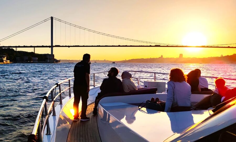 Istanbul: Bosphorus Sunset Yacht Cruise with Live Guide - Two Continents, One Sunset Window: What 2.5 Hours Really Means