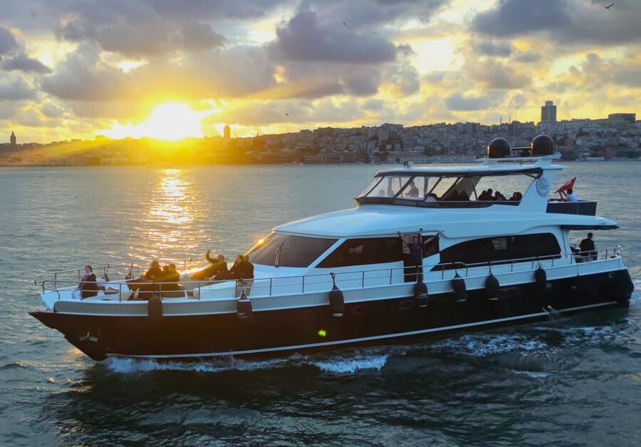 Istanbul: Bosphorus Sunset Yacht Cruise with Live Guide - Rumeli Fortress to Beylerbeyi Palace: Fortifications and the Asia Cutover