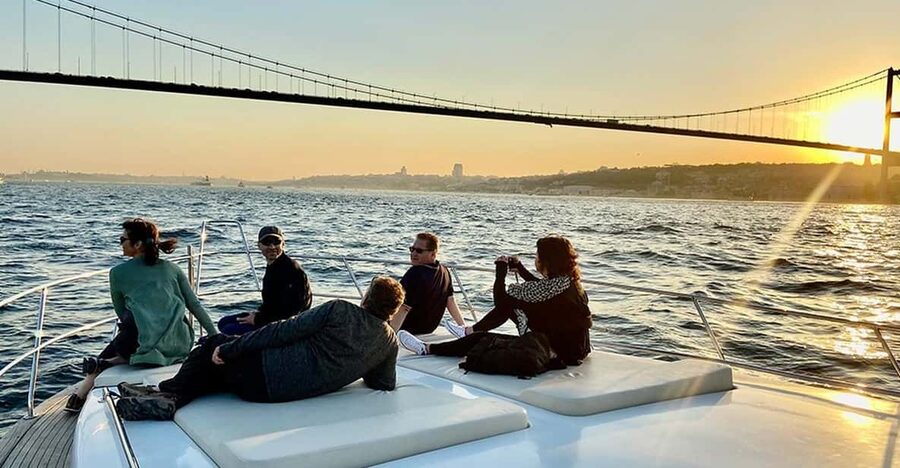 Istanbul: Bosphorus Yacht Cruise at Sunset with Snacks - Choosing the Right Time Slot for Istanbul Lights