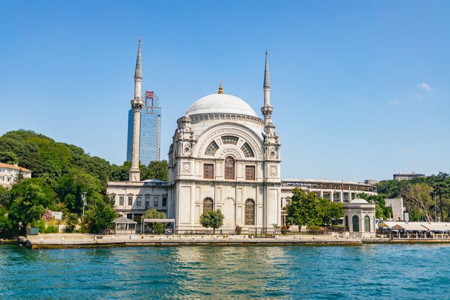 Istanbul: Bosphorus Yacht Cruise with Stopover on Asian Side - The European shore moments: Dolmabahçe, Ortaköy, Bebek