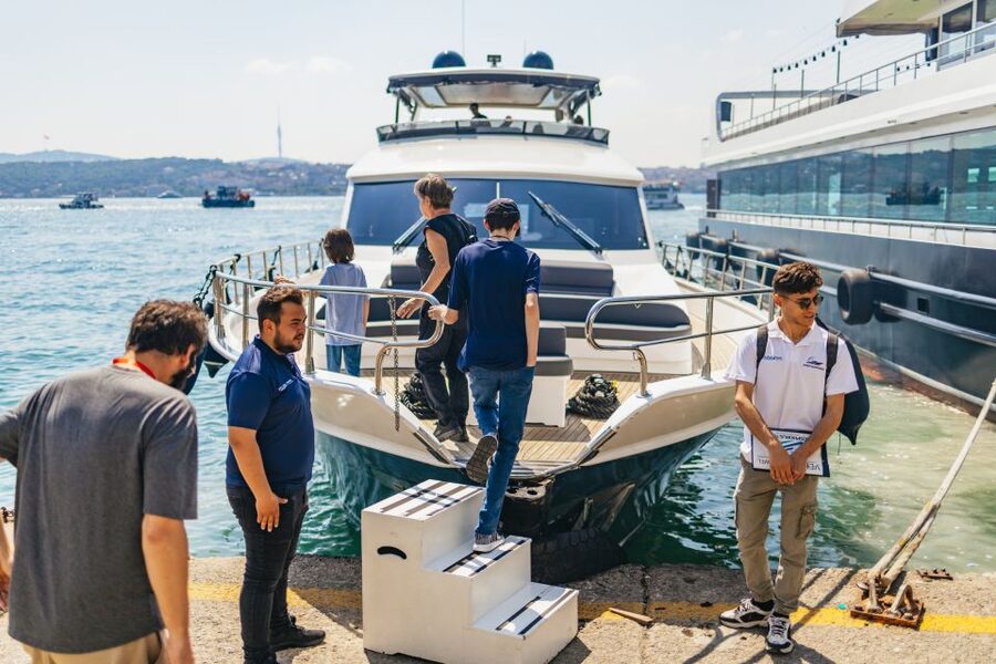 Istanbul: Bosphorus Yacht Cruise with Stopover on Asian Side - Snacks, Turkish tea, and coffee that actually feel like part of the trip