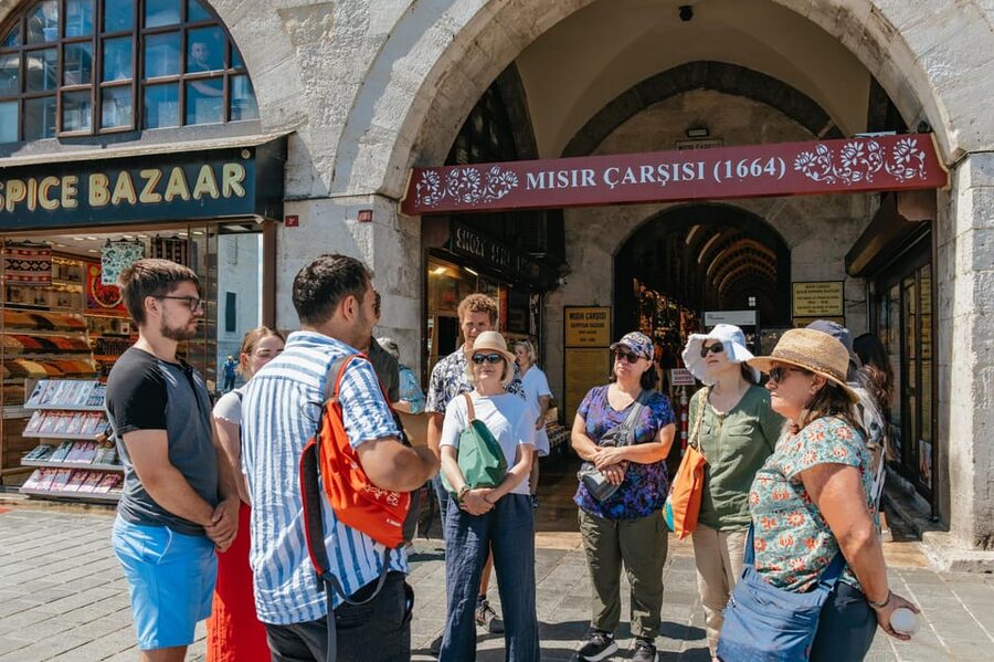 Istanbul: European and Asian Side Guided Foodie Walking Tour - The lunch and tea rhythm: how Moda sets up your final dessert payoff