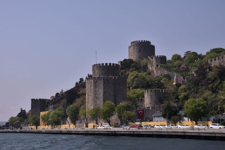 Istanbul: Explore Bosphorous on a Sunset Boat Cruise - Fortresses and palaces across the strait: Rumeli Hisarı, Anadolu Hisarı, and Kuleli