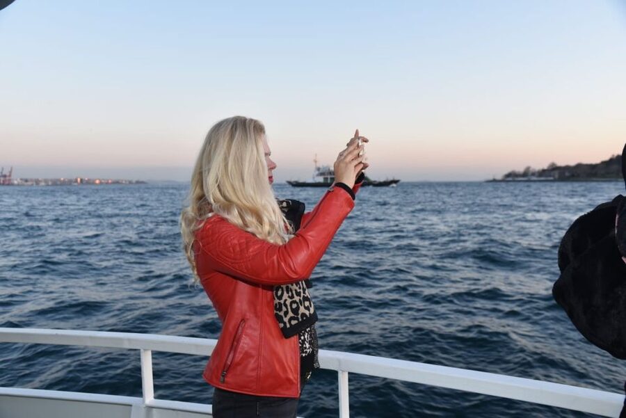 Istanbul: Explore Bosphorous on a Sunset Boat Cruise - The key stop: Beylerbeyi for shopping and self-guided wandering