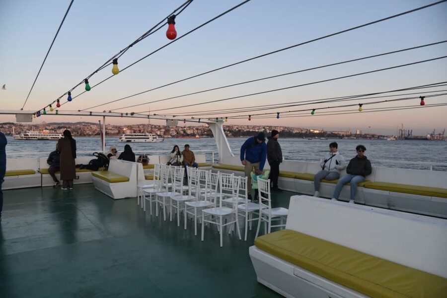 Istanbul: Explore Bosphorous on a Sunset Boat Cruise - Onboard comfort, Wi-Fi, and what makes the guide work for you
