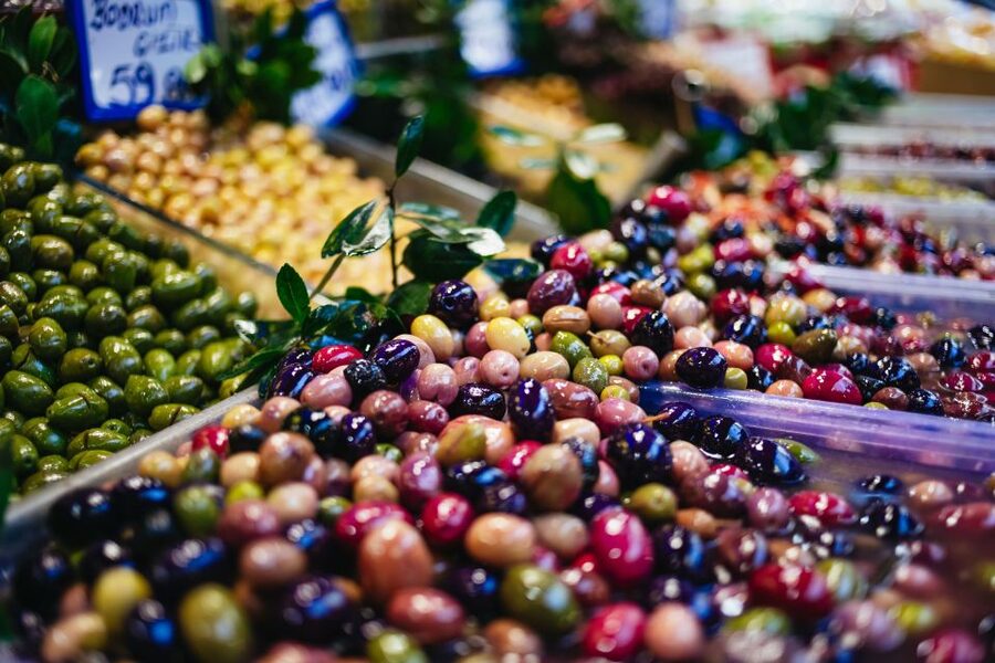 Istanbul: Guided Food and Culture Tour - Meeting a Guide Who Turns Food Into Stories