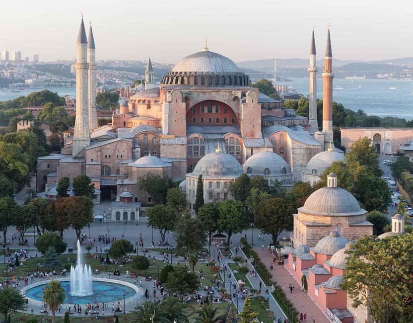 Istanbul: Hagia Sophia and Blue Mosque Tour with Tickets - Meeting point setup, and what to expect from the group day