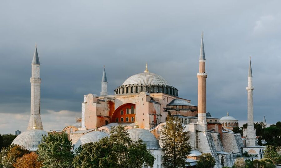 Istanbul: Hagia Sophia, Blue Mosque, & Basilica Cistern Tour - Blue Mosque (Sultan Ahmed Mosque): İznik Tiles and a Prayer-Friendly Visit