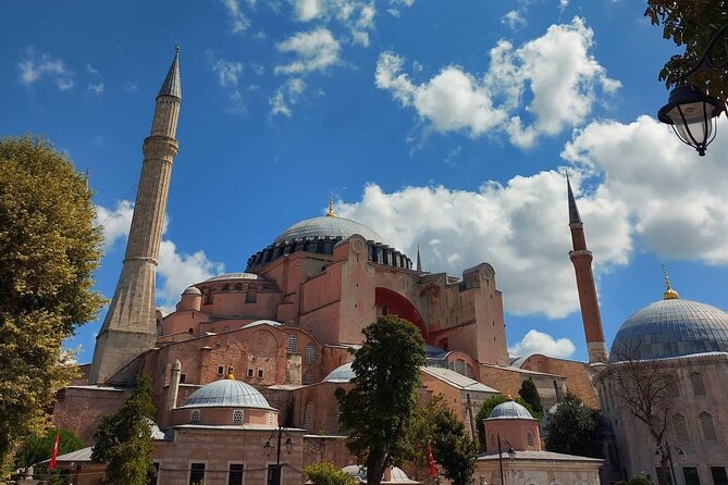 Istanbul Highlights! Blue Mosque, Hagia Sophia, Topkapı and More! - Blue Mosque and its setting in Sultanahmet