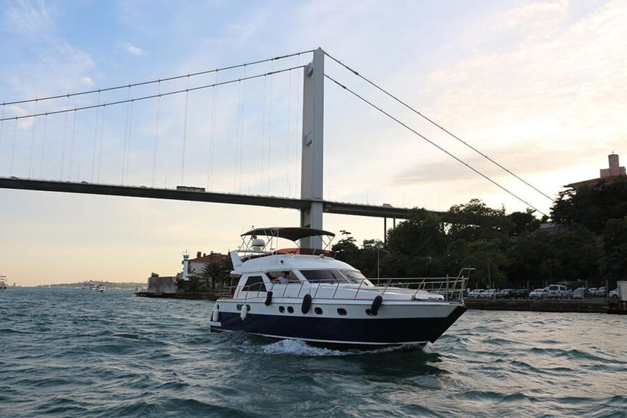 Istanbul: Luxury Yacht Tour at Sunset w Snacks - Sunset Bosphorus views from a real yacht, not a cramped ferry