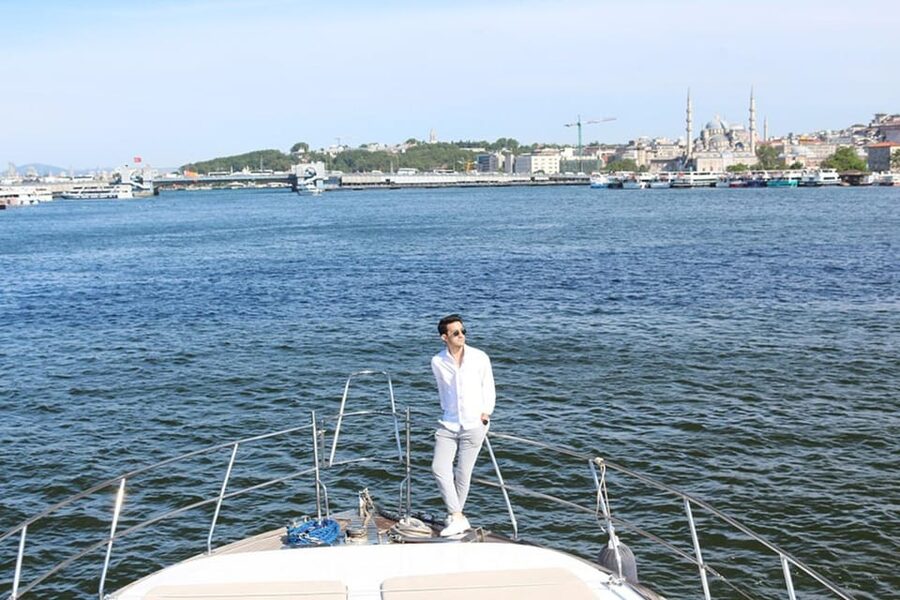 Istanbul: Luxury Yacht Tour at Sunset w Snacks - Meeting point reality: Kabatas to start and end