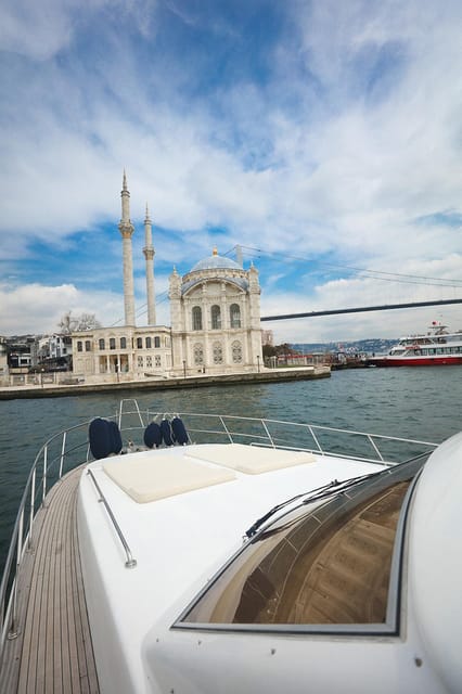 Istanbul: Luxury Yacht Tour at Sunset w Snacks - The guides and the English experience