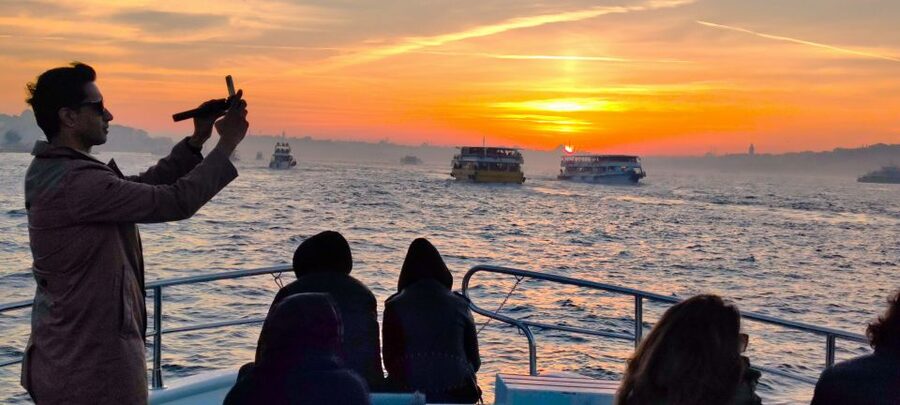 Istanbul: Old City Tour and Luxury Sunset Bosphorus Cruise - The transfer to Kabataş: shifting from walking to water time